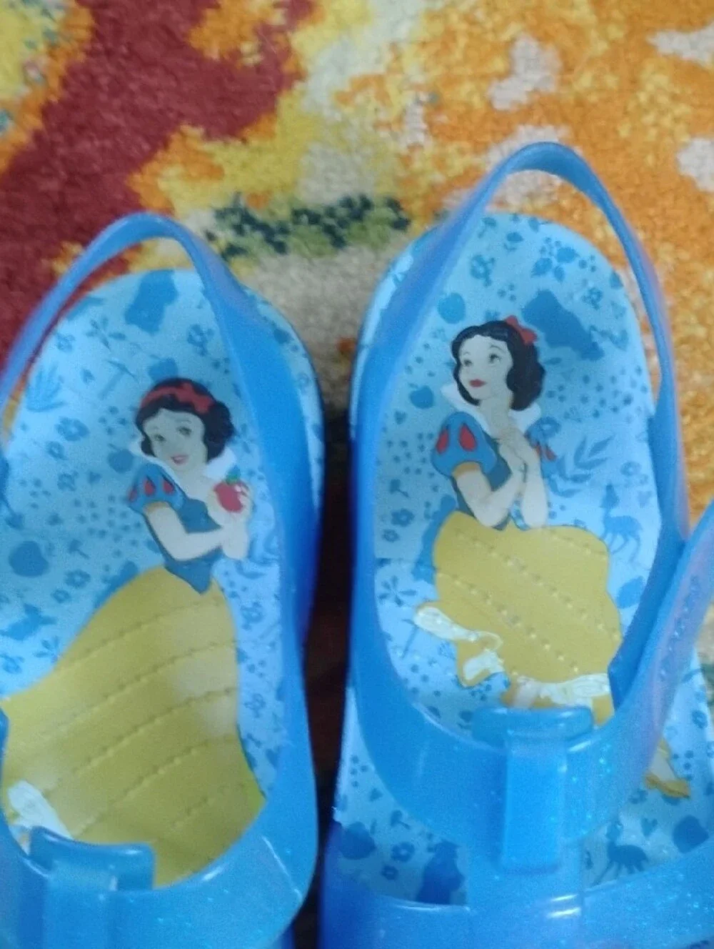 CROCS Girls Blue Snow White Sandals with Red Bow and Apple Charm, J5